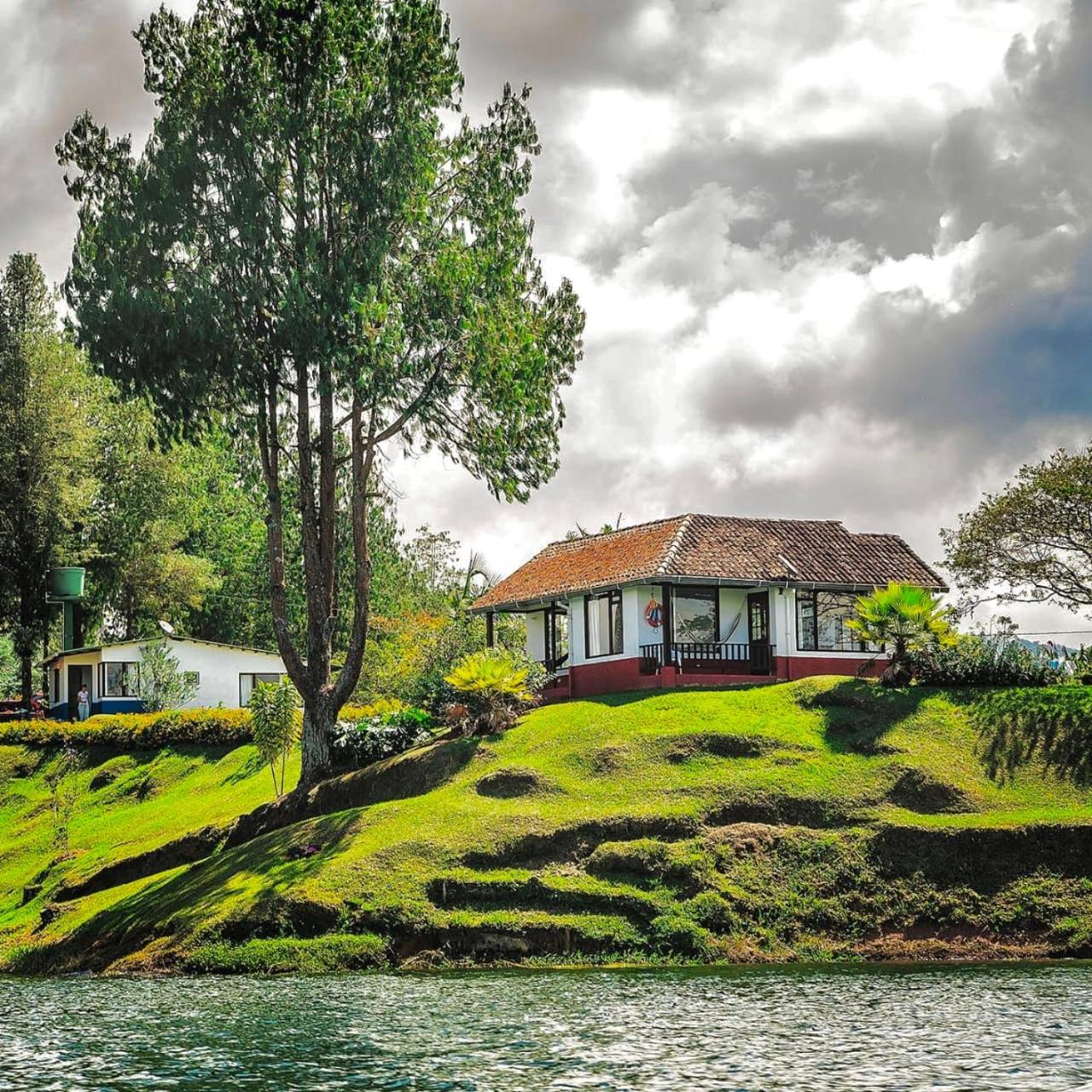 El Trebol Guest House Guatape Exterior photo