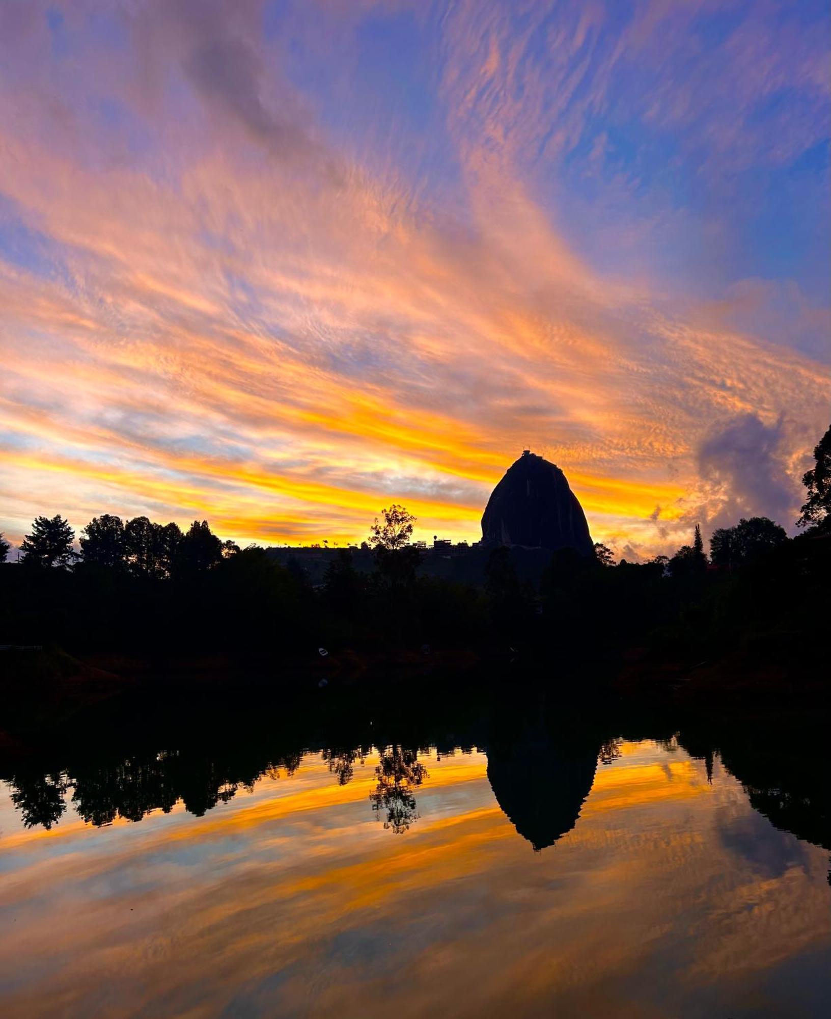 El Trebol Guest House Guatape Exterior photo