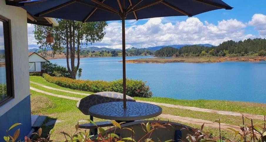 El Trebol Guest House Guatape Exterior photo