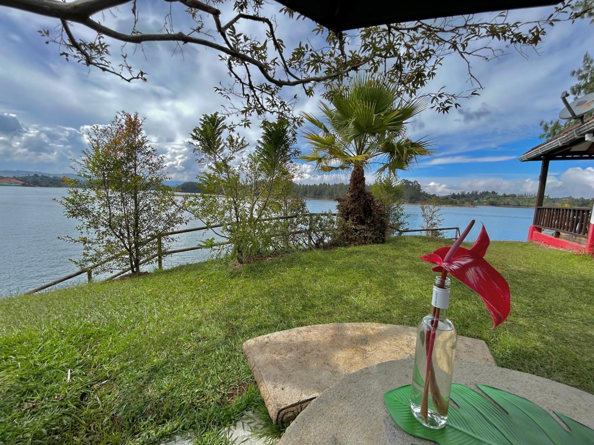 El Trebol Guest House Guatape Exterior photo