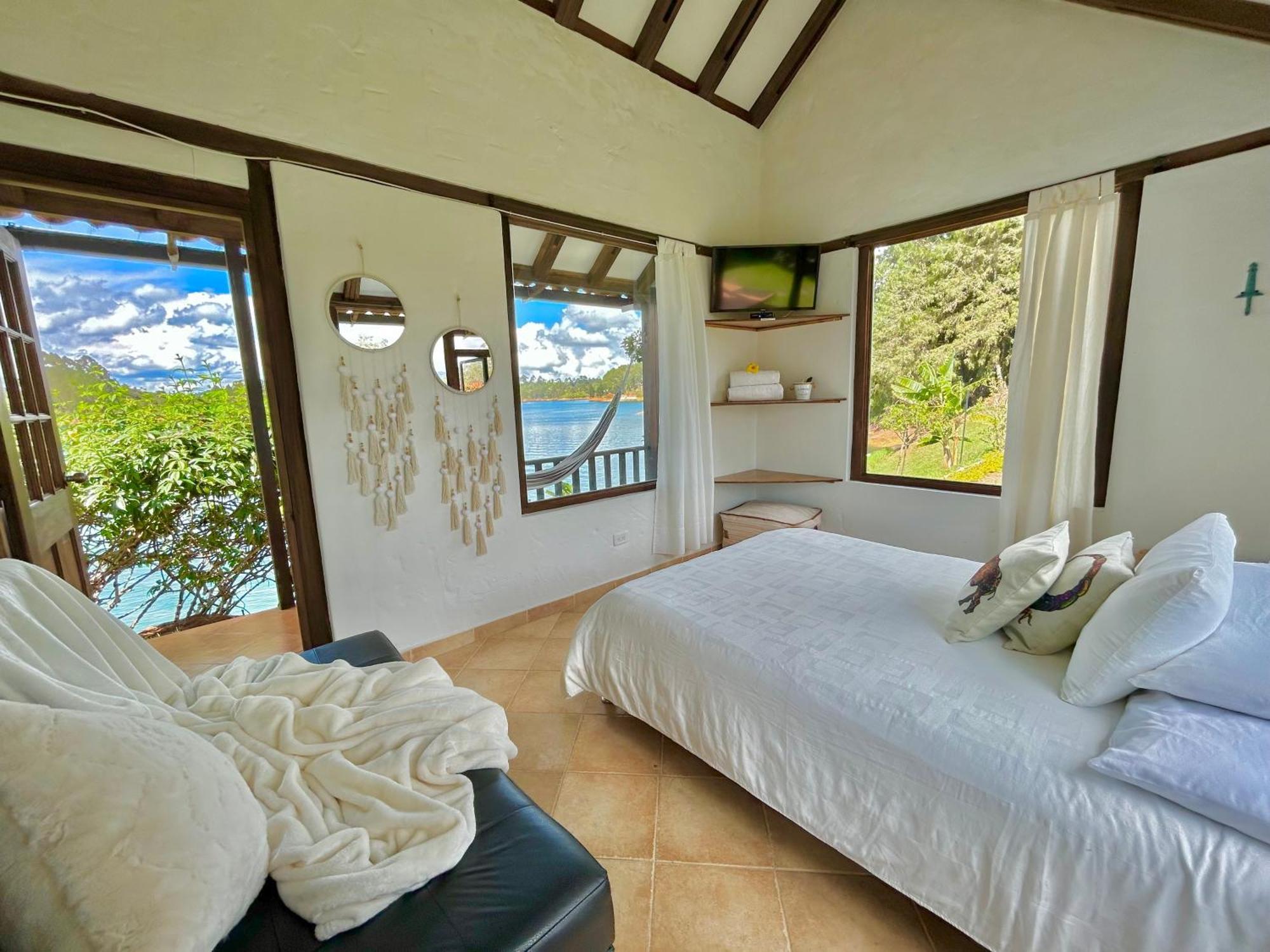 El Trebol Guest House Guatape Exterior photo